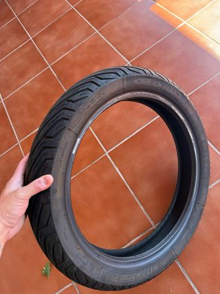 neumáticos Michelin 100/80-16 y 120/80-16.