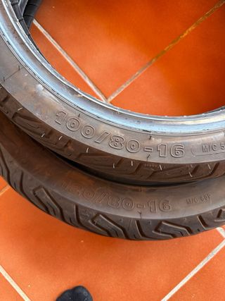 neumáticos Michelin 100/80-16 y 120/80-16.