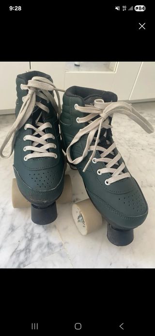 Patines de cuatro ruedas verdes
