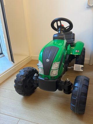 Tractor de juguete verde 