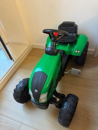 Tractor de juguete verde 