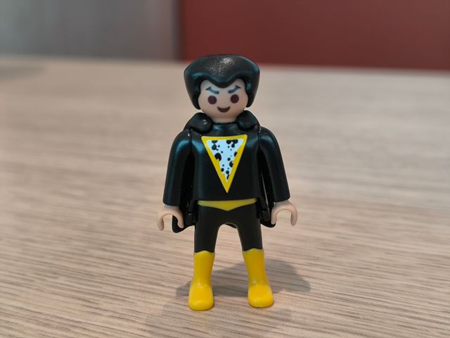 Figura Black Adam Playmobil kinder sorpresa
