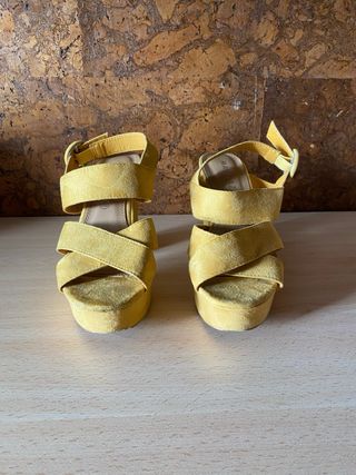 Zapatos de tacón amarillos talla 38