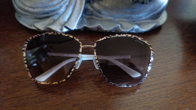 Gafas de sol Guess con estampado animal