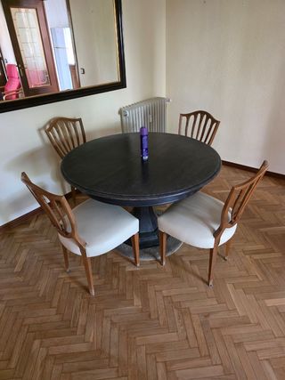 Mesa de salón y 4 sillas de madera.