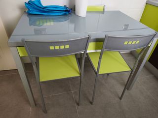 Mesa de cocina cristal y metal
Con 4 sillas 