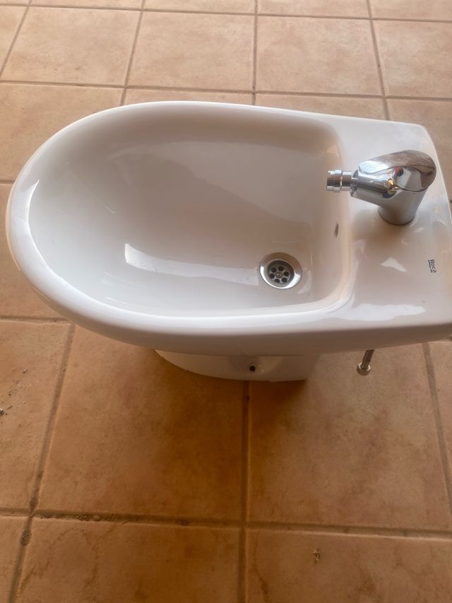 Bidé Roca blanco con grifo nuevo