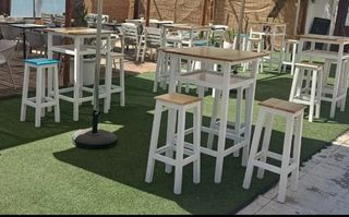 Mesa alta y taburetes de madera