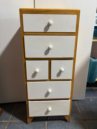 Mueble de madera con cajones