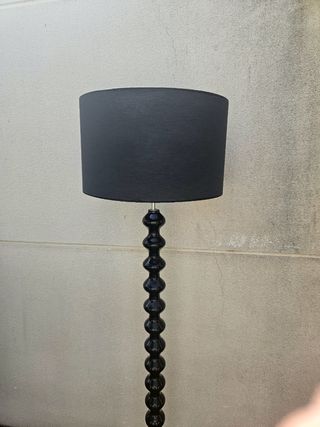 Lámpara de pie negra