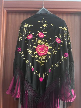 Mantón Flamenco Negro con Flores Rosas y Doradas
