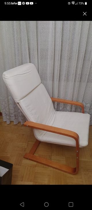 Dos sillones de madera y tela