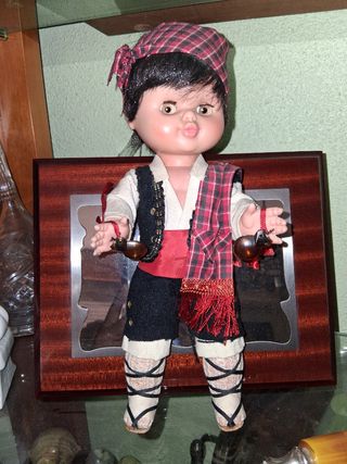 ANTIGUOS MUÑECOS REGIONALES DE FAMOSA.