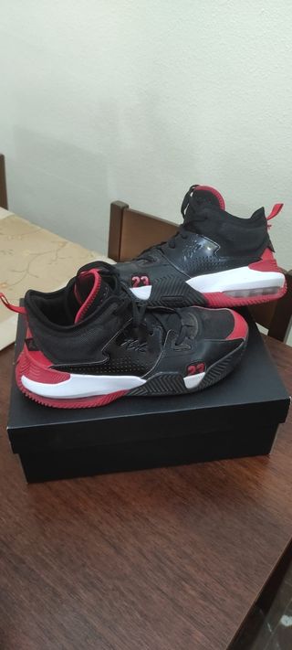 Zapatillas Nike Jordan Negras y Rojas