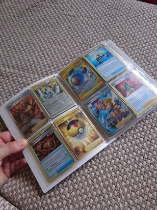 Carpeta de cartas Pokémon con 200 cartas!