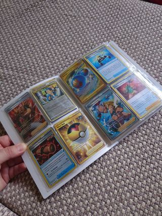 Carpeta de cartas Pokémon con 200 cartas!