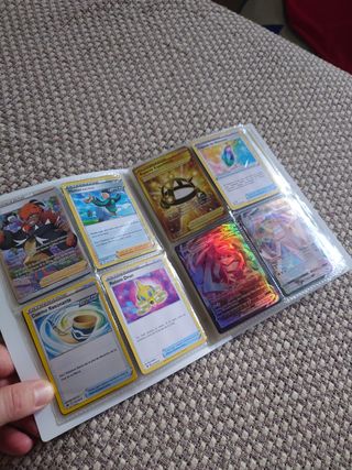 Carpeta de cartas Pokémon con 200 cartas!