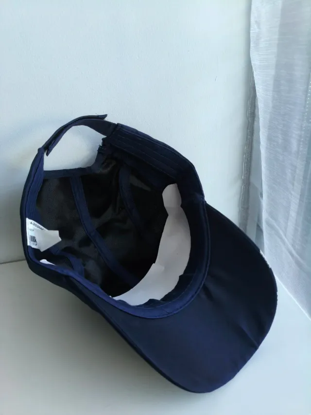 Gorra Azul con Cremallera y Detalles Blancos