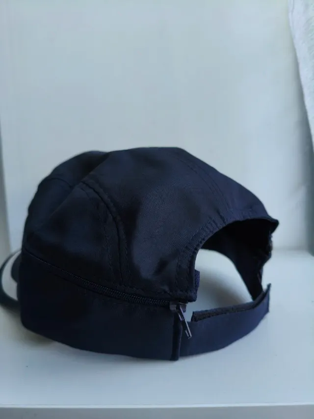 Gorra Azul con Cremallera y Detalles Blancos