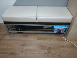 Banco de piel crudo y madera con zapatero hecho a