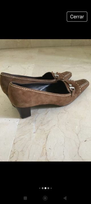 Zapatos de tacón marrón con flecos y hebilla
