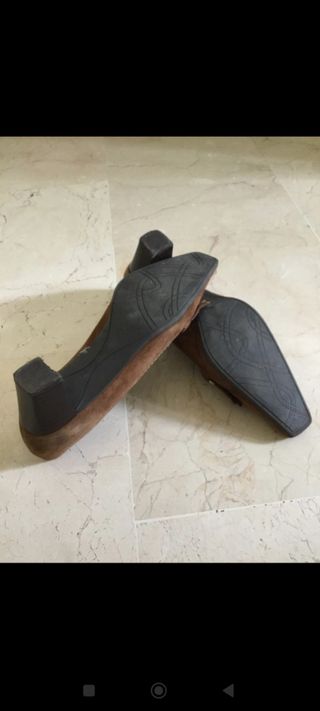 Zapatos de tacón marrón con flecos y hebilla