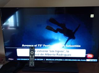 Smart TV Philips 40 Negra con mando a distancia.