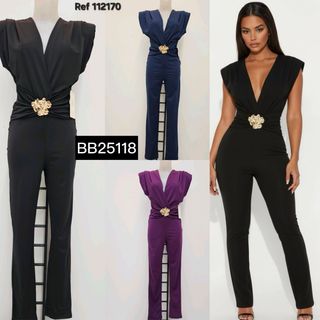 Mono elegante con cinturón dorado