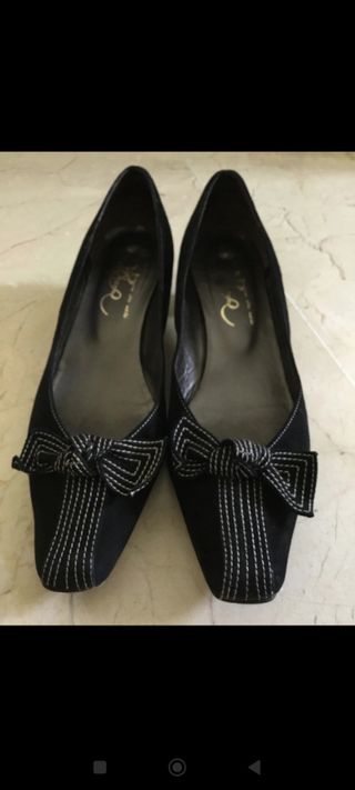 Zapatos negros tacón medio con lazo