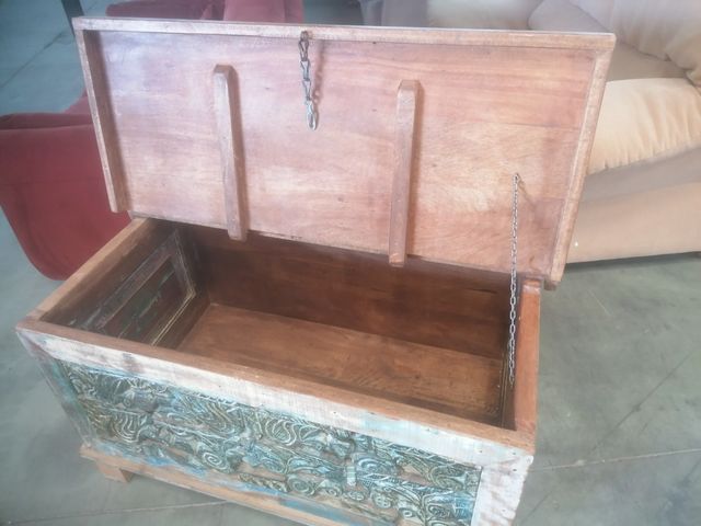 Baúl de madera tallada