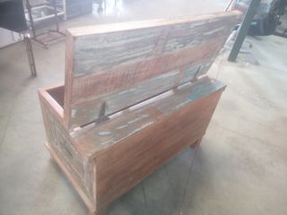 Baúl de madera tallada