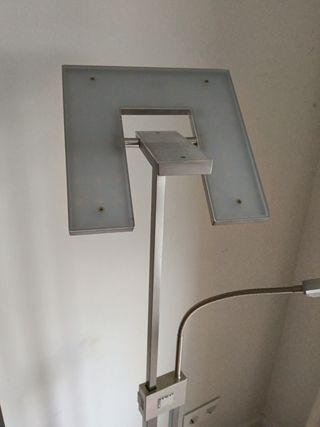Lámpara de pie moderna plateada extensible