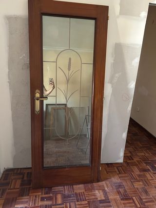 Puerta de madera con cristal decorado