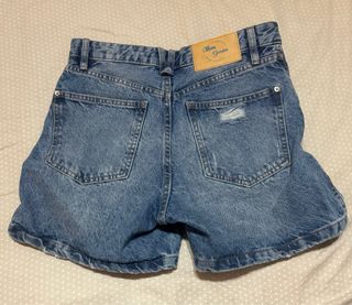 Pantalón corto vaquero desgastado