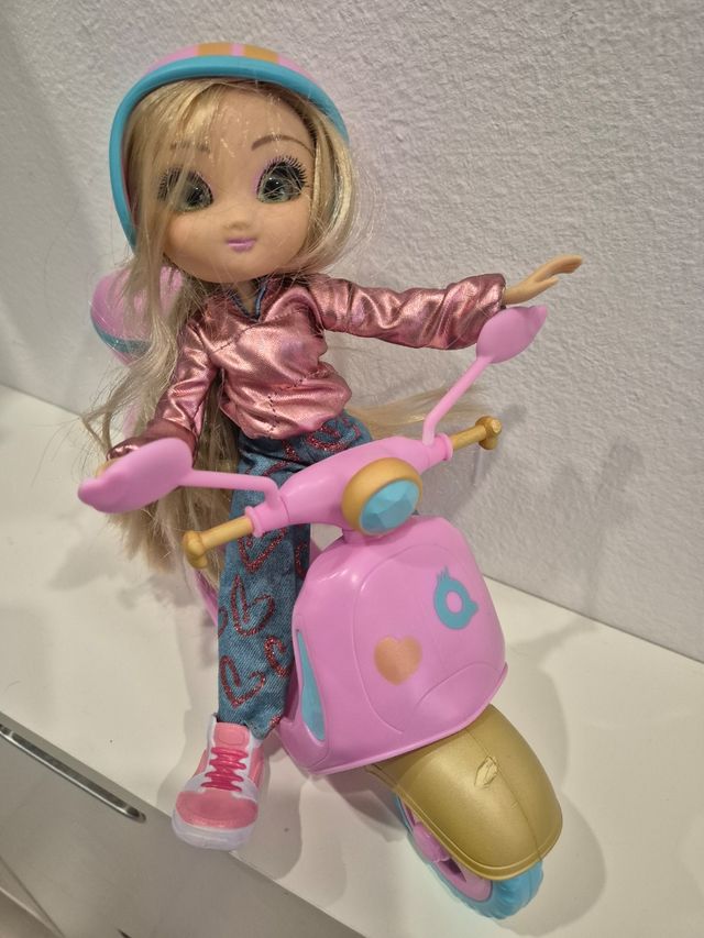 Bambola con scooter rosa