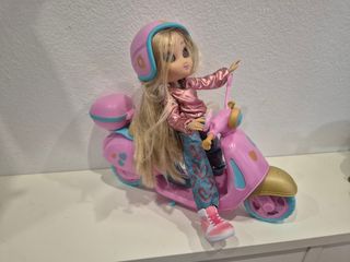 Bambola con scooter rosa