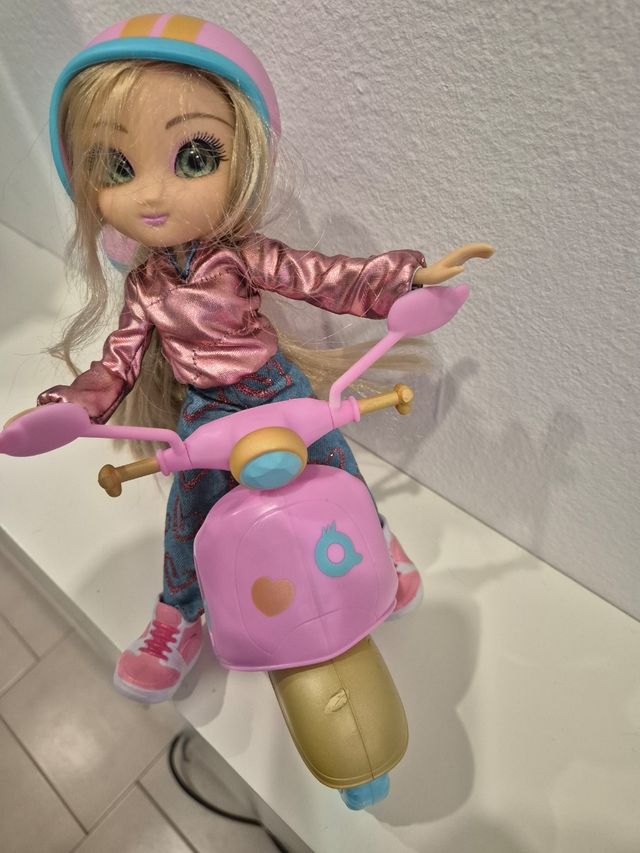 Bambola con scooter rosa