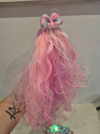 Bambola bff con capelli rosa e vestiti