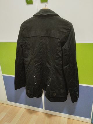 Chaqueta negra con forro estampado