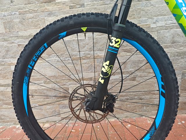 Mountain bike a doppia sospensione