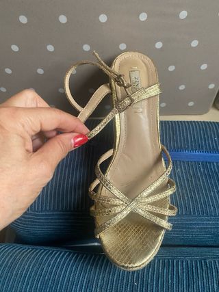 Sandalias de cuña doradas de piel