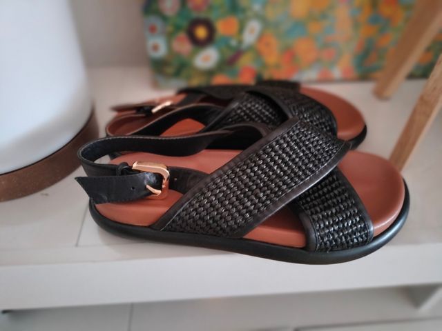 Sandalias de mujer negras y marrones