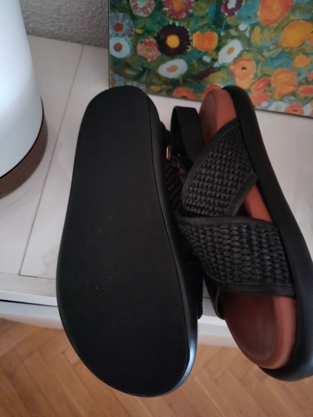 Sandalias de mujer negras y marrones