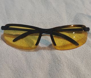 Gafas de disfraz amarillas de plástico.