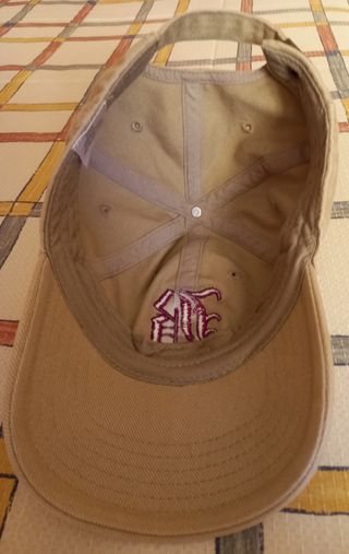 Gorra Beige con bordado en color granate
