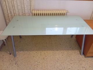 Mesa de cristal y metal