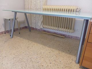 Mesa de cristal y metal