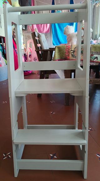 Torre de aprendizaje convertible en pupitre