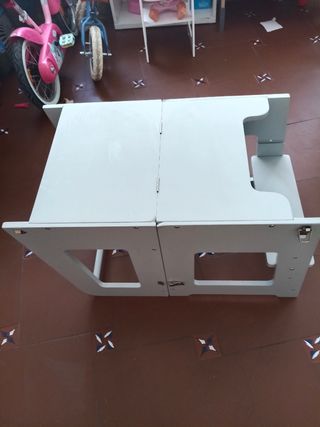 Torre de aprendizaje convertible en pupitre