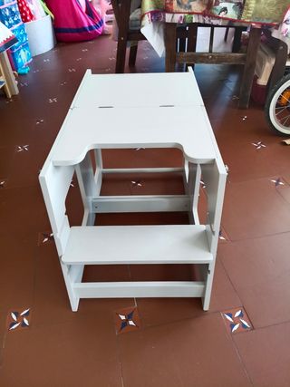 Torre de aprendizaje convertible en pupitre
